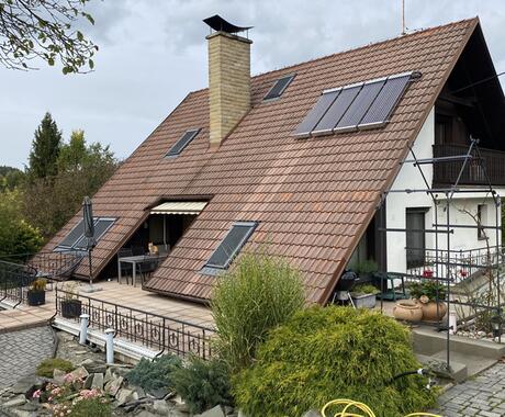 Reference Čtyři solární kolektory na sedlové střeše rodinného domu 