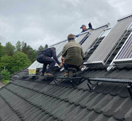 Solární kolektory na ohřev vody VacuSol při instalaci na střechu | Solární kolektory VacuSol