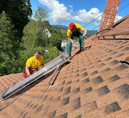 Připevňování solárních kolektorů na střechu domu | Montáž solárních kolektorů VacuSol