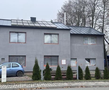 Reference 16x termické vakuové kolektory k ohřevu teplé vody pro prádelnu.